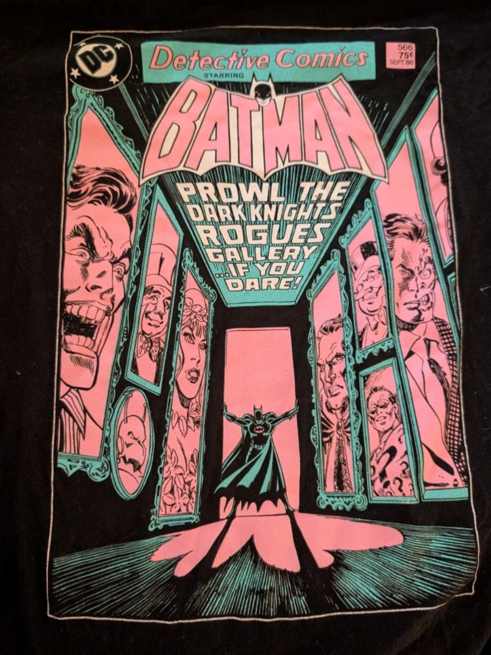 Men's Large Batman DC Detecive Graphic T-shirt Spooky Season Winter wear